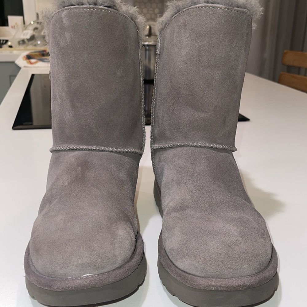 UGG AUSTRALIA Constantine Style (EUC) Women’s Suede/Plush Gray Boots, Size 9.
